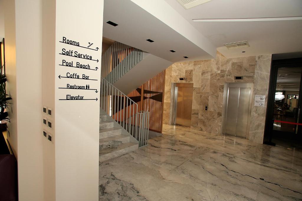 Durres Bay Hotel — Hotel building in Golem, Tirane