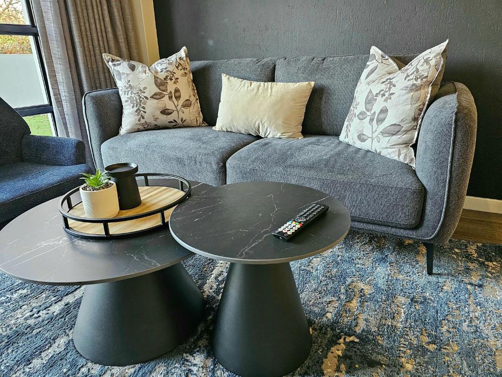 2BR Apt with 2 Kitchens & Balcony, Johannesburg