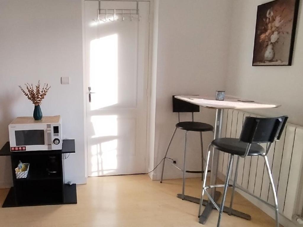 Location chambre spacieuse avec balcon et piscine - 4