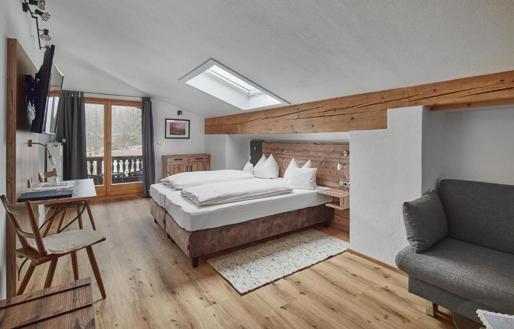 Aktivhotel & Gasthof Schmelz Ihr familienfreundliches Urlaubs Hotel mit Wellness, Almsauna, Chiemgau Karte - 4