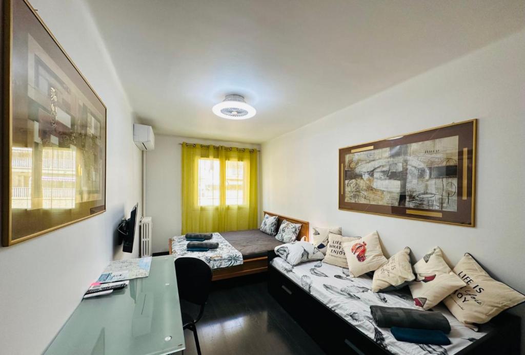The NICE - 3 rooms, 3air cond, 3TV, 3fans, 2 wc, WIfi everywhere 5min aeroport, train, beach, 1min tram, 15 min centre, port, parking possible - 5