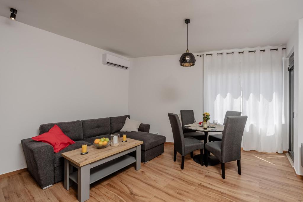 LUX Seafront APT - Close to the Sea - Private Parking - 4