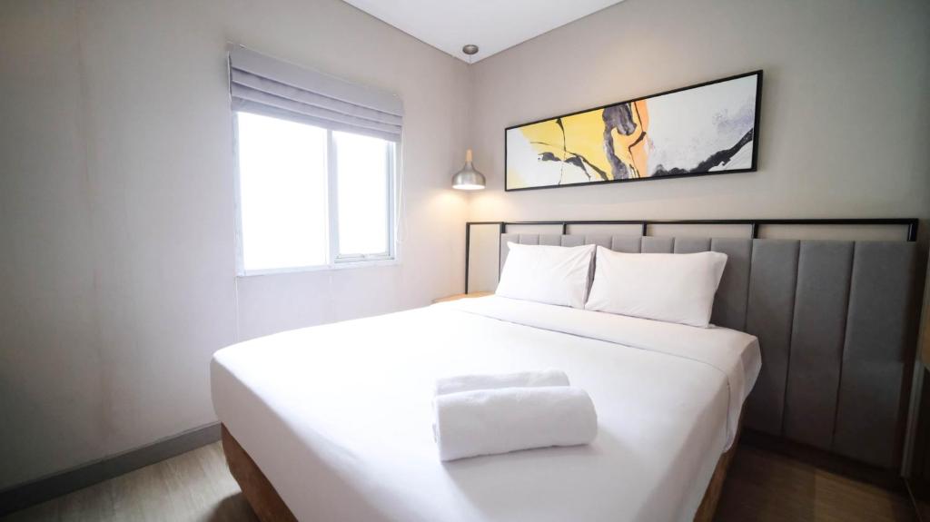 Minimalist and Beautiful 1BR with Extra Room at Pavilion Permata Apartment By Travelio, Surabaja