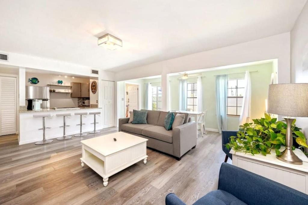 Emerald Escape Peekaboo Beach View 3 Pools, Destin