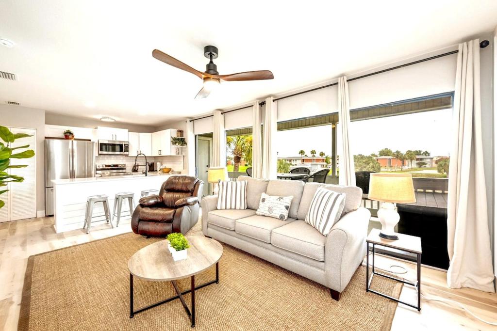 So Fire So Good 3 Comm Pools LakeView Fireplace, Destin