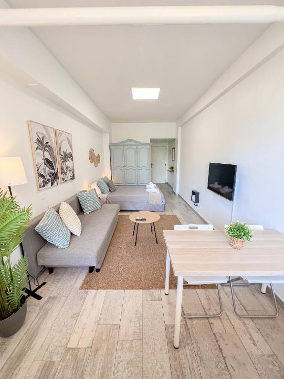 Cozy Studio with Pool Acuario, Benalmádena