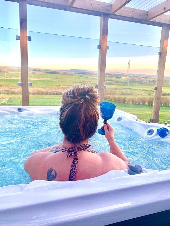 Barlosh Barony Tpod Lodge Ayrshire, elec jacuzzi, BBQ, Firepit, Pizza Oven, indoor outdoor terrace with amazing views, spacious inside and out, Ochiltree
