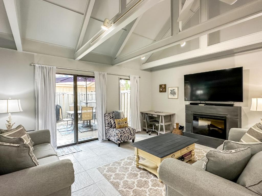 558 Queens Grant - Walk to Beach, Private Patio with Grill, Pool, Golf, Tennis!, Hilton Head Island