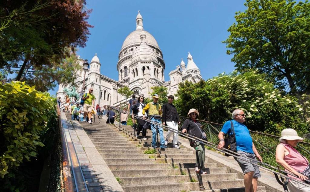 In front of Sacré Cœur - 2 Bedrooms in last floor - 4