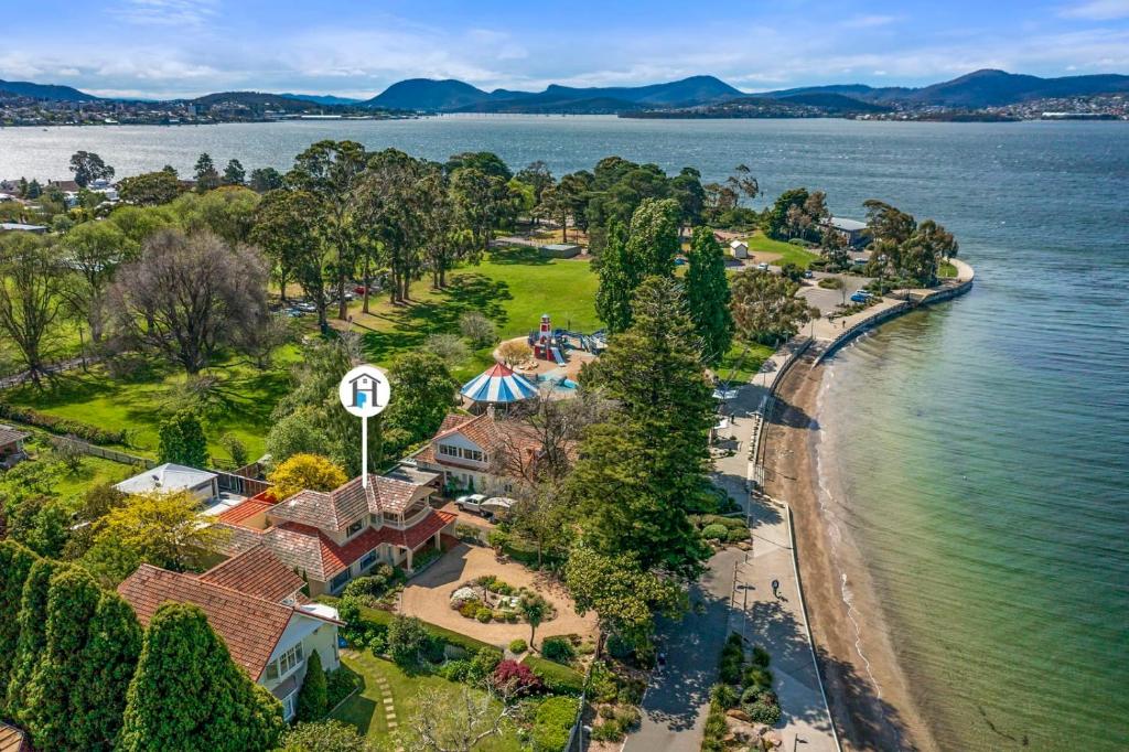 Waterfront Escape - A Family Oasis on Long Beach, Hobart