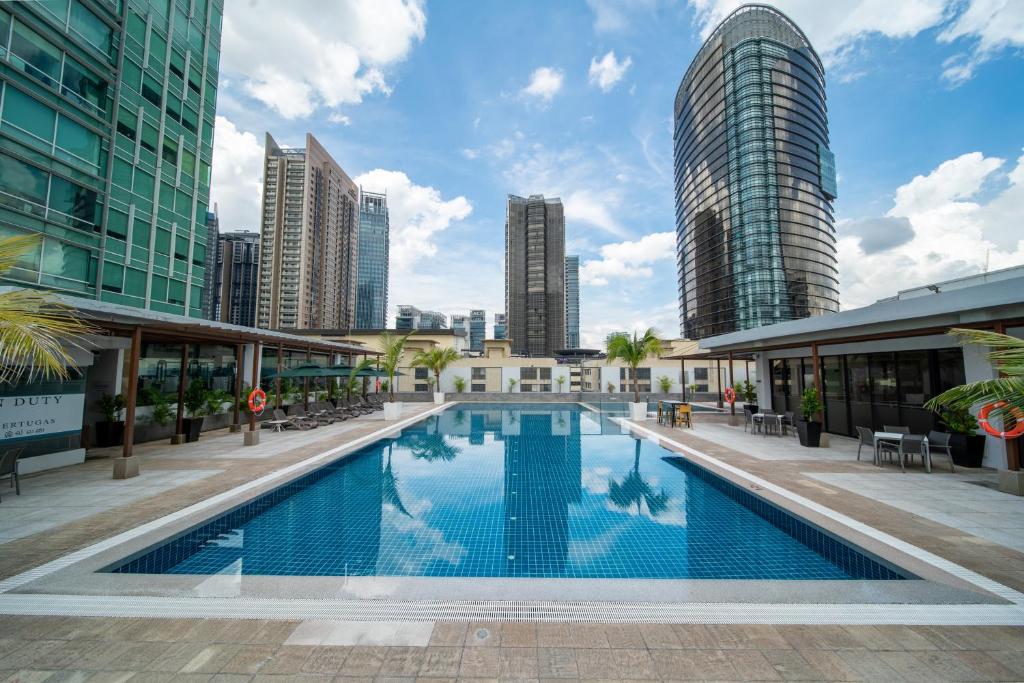 Swimming pool, St. Giles Boulevard in Kuala Lumpur