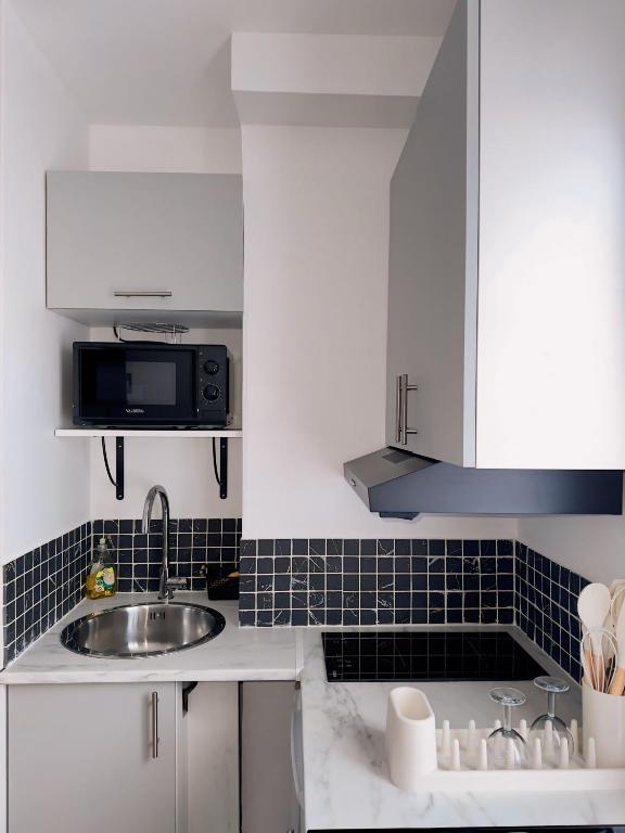 Superb and Elegant Apartment in Paris' Heart - 3