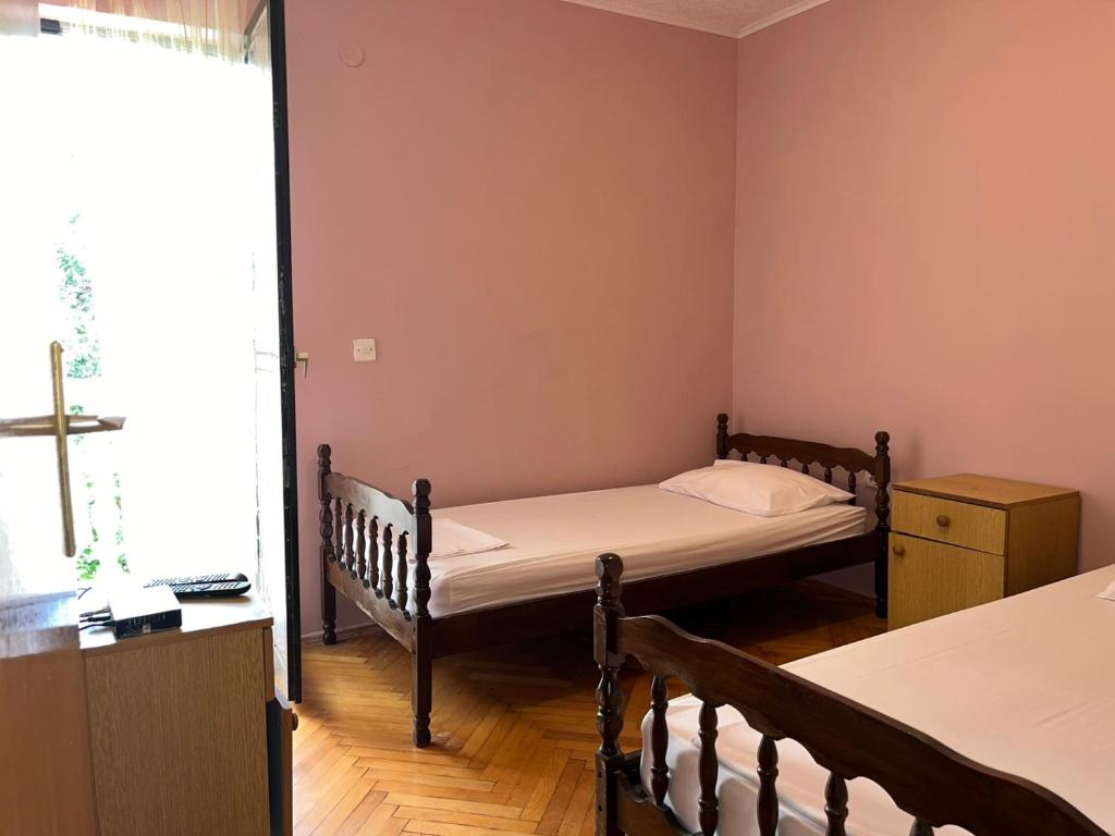 Alexander Apartments - 4