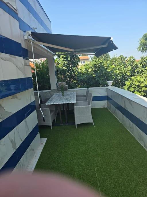 Amelie & Sea - Ground Floor Penthouse with 2 Terraces, Green Views, Sleeps 9, Vir