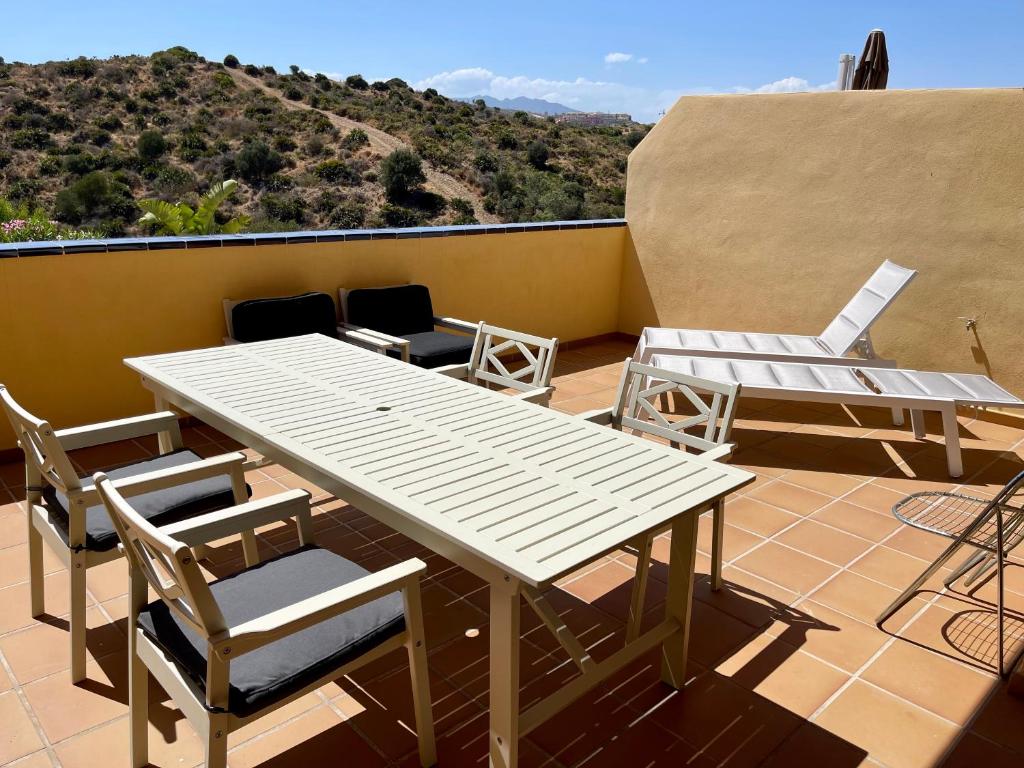 4New, 2 bed 2 bath Apartment Built 2024 with Community Pool and local beach - 5