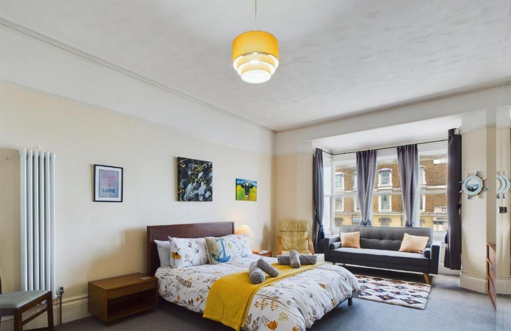 Ocean view double with ensuite, with access to private garden and bike store, Margate