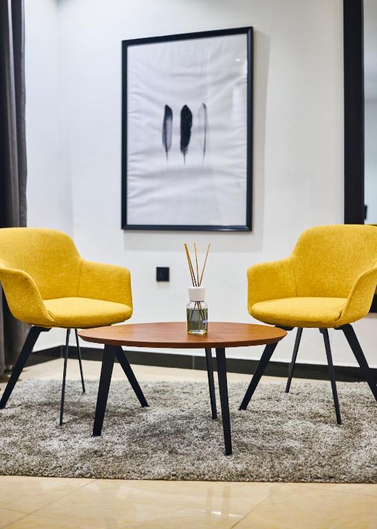 The Blanche Apartment, Aso