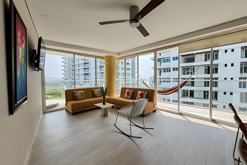 2 Bedrooms Jacuzzi and Sea View. Beach Front - 2