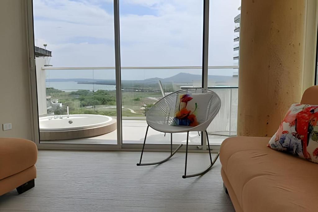 2 Bedrooms Jacuzzi and Sea View. Beach Front - 5