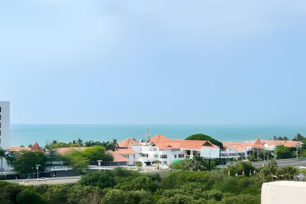 2 Bedrooms Jacuzzi and Sea View. Beach Front - 4