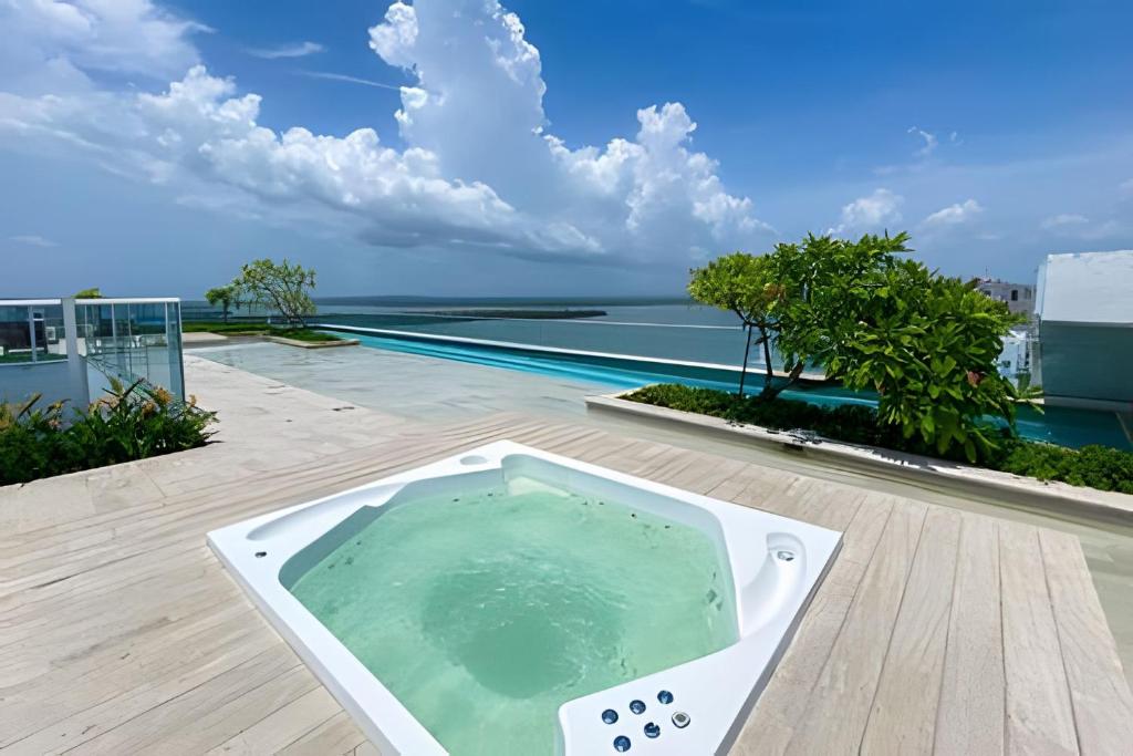2 Bedrooms Jacuzzi and Sea View. Beach Front - 3