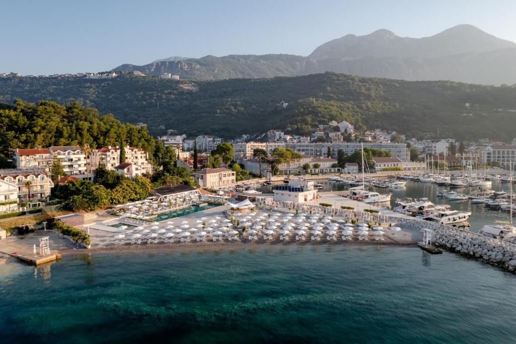 Lazure Hotel & Marina - 2