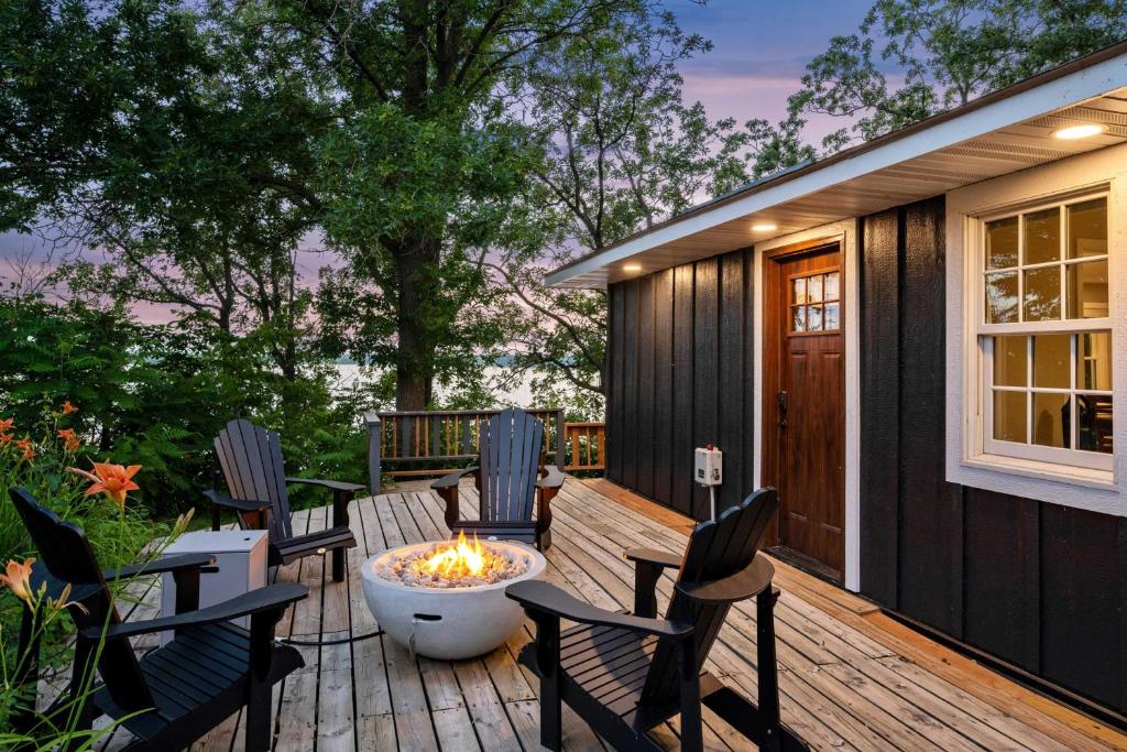 Waterfront Maple Lake Cabins with Private Beach!, Maple Lake