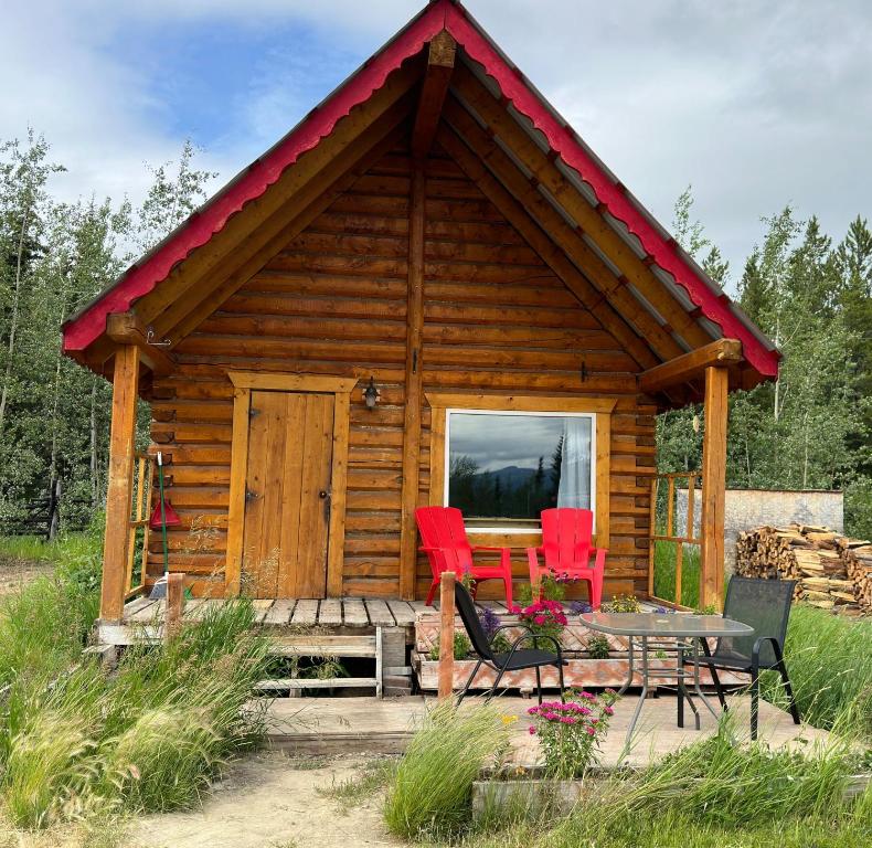 Dry Log Cabin with Mountain Views, Upper Laberge