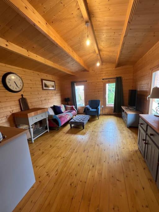 The Log Cabin, Willingham