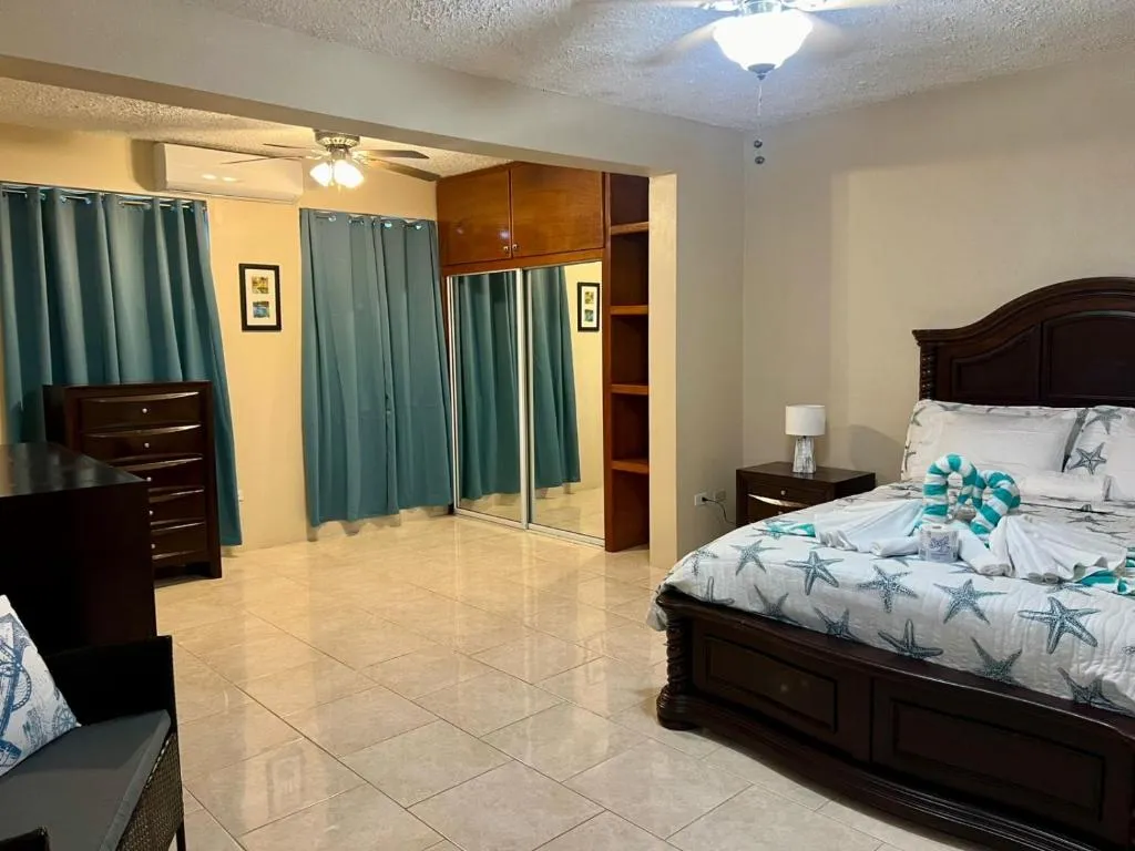 Ocean Breeze Comfort, hotel in East End