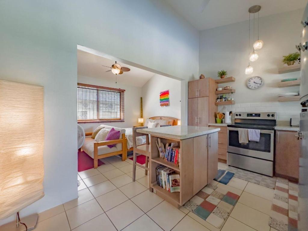 Emerald Haven Second Floor Studio Mins From Beach, Coco