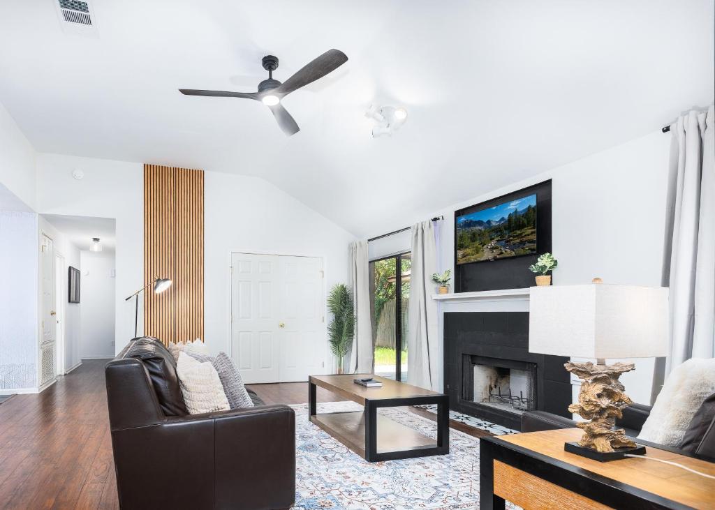 Cozy, Round Rock Retreat, Modern, Sleeps 10, Round Rock
