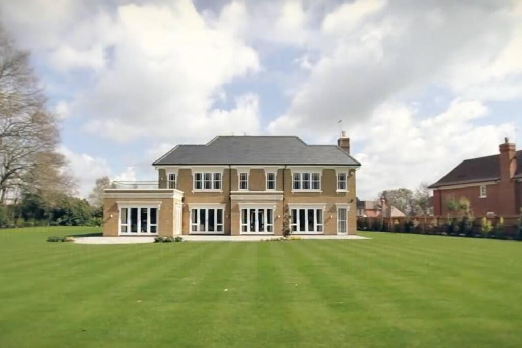 Luxurious House with private garden & Tree house, Tadworth