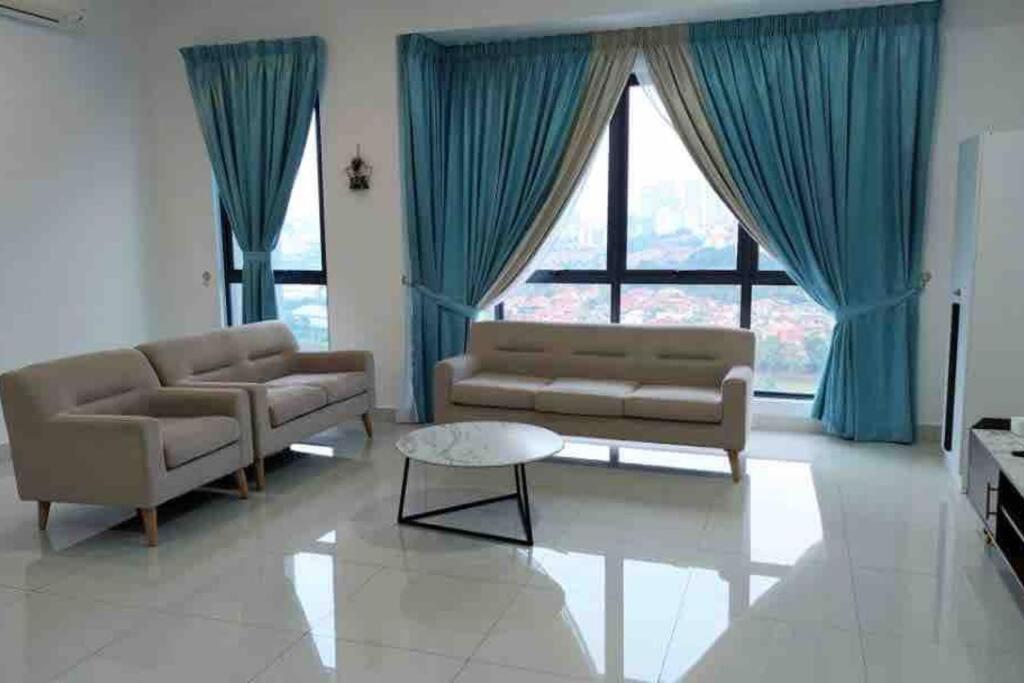 EIGHT Kinrara Puchong 3R2B 8Pax, Pučong