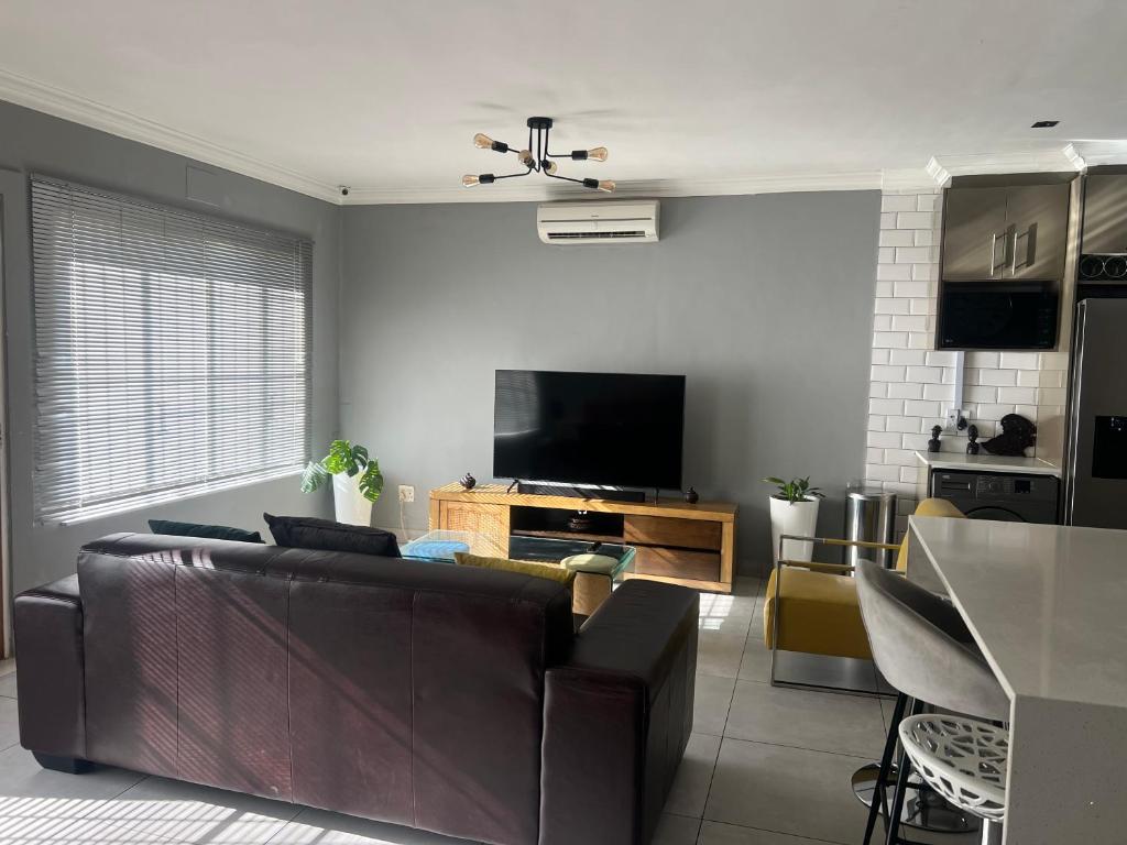 Vic's place - With backup power, Sandton