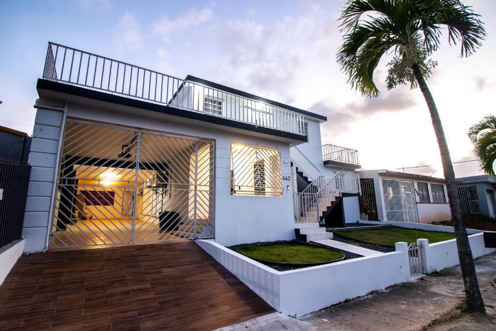 Entire Vacation Home in San Juan - Fits 10, San Juan