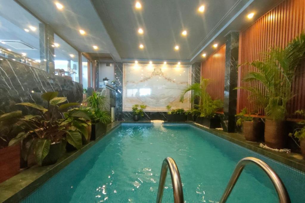 Swimming pool