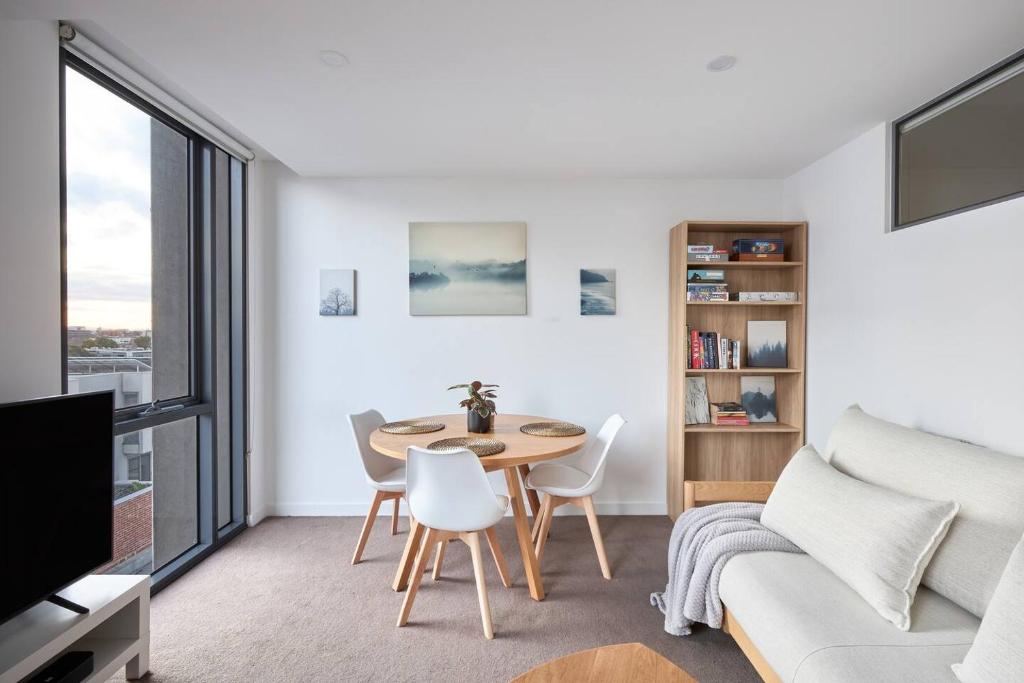 Northside Rendezvous - A Stylish Couples' Hideaway, Melbourne