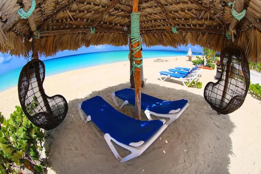 Rollezz Villas Beach Resort, Hotel in Old Bight