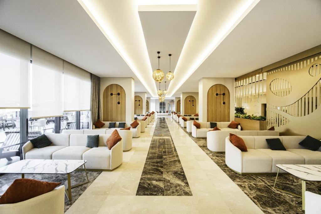 Side Moon Palace Hotel — Hotel building in Side