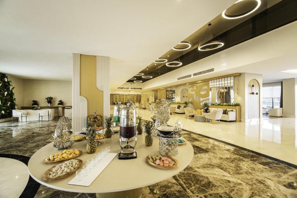 Side Moon Palace Hotel — Restaurant & bars in Side