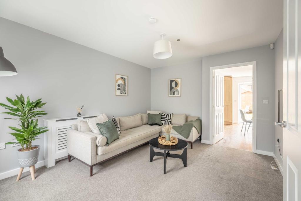 Windsor 10 Mins - 3 Bedrooms, 2 Bathrooms House with Parking, Slough