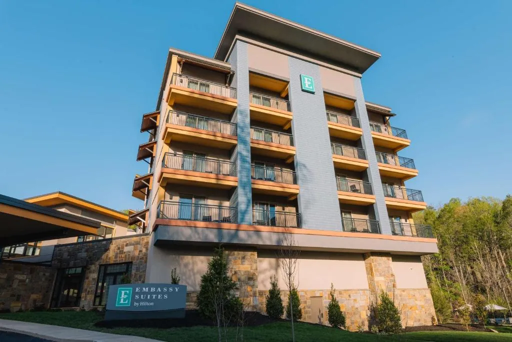 Embassy Suites By Hilton Gatlinburg Resort，位于加特林堡的酒店
