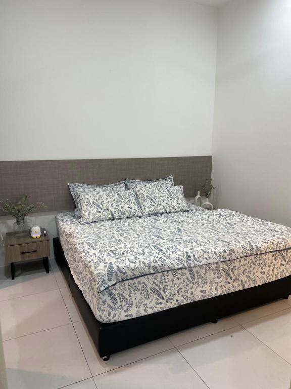 The Imans Place, Kepala Batas