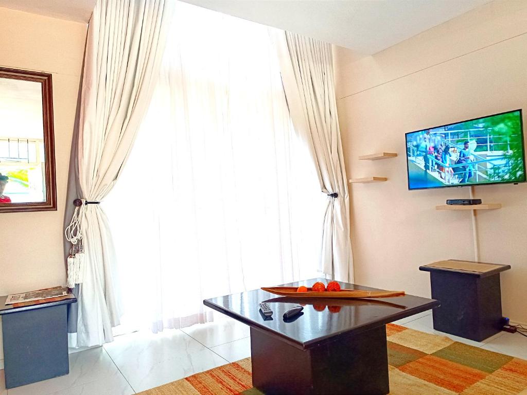 Apartment Sleeps 2 with Queen Bed, Harare