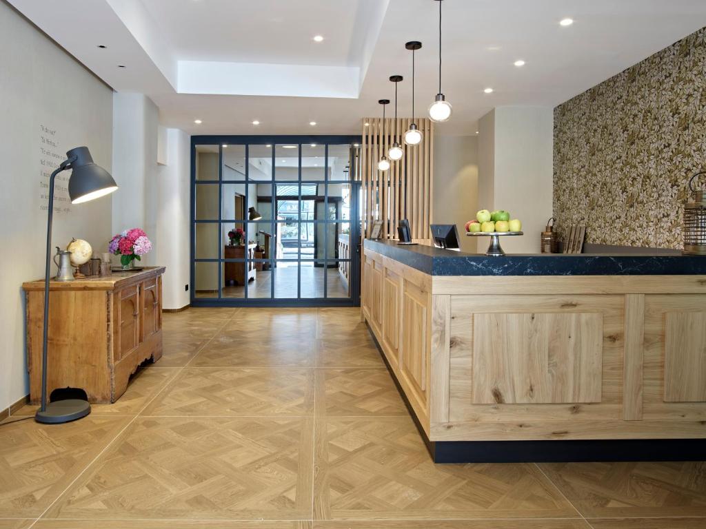 Front desk [24-hour]