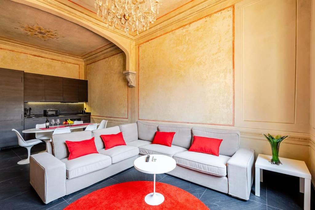 Next to the Cathedral Duomo, Florencie