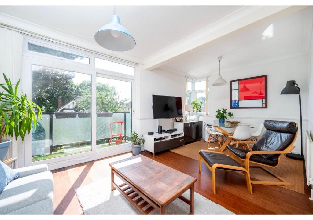 A Charming 1BR apartment in Bromley, Bromley