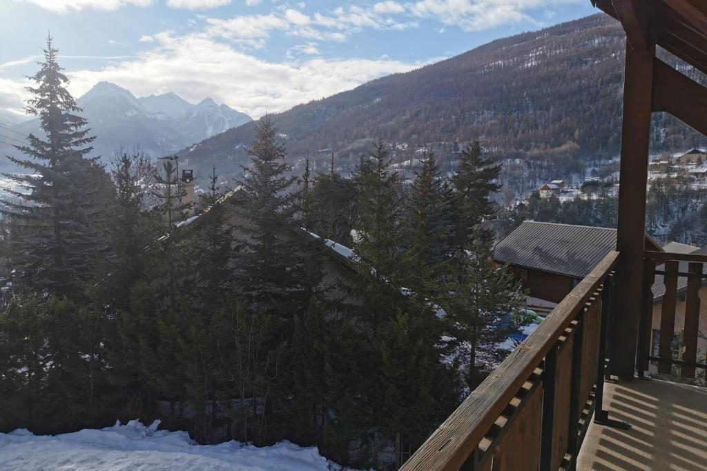 Charming duplex with 2 balconies and view, Saint-Chaffrey