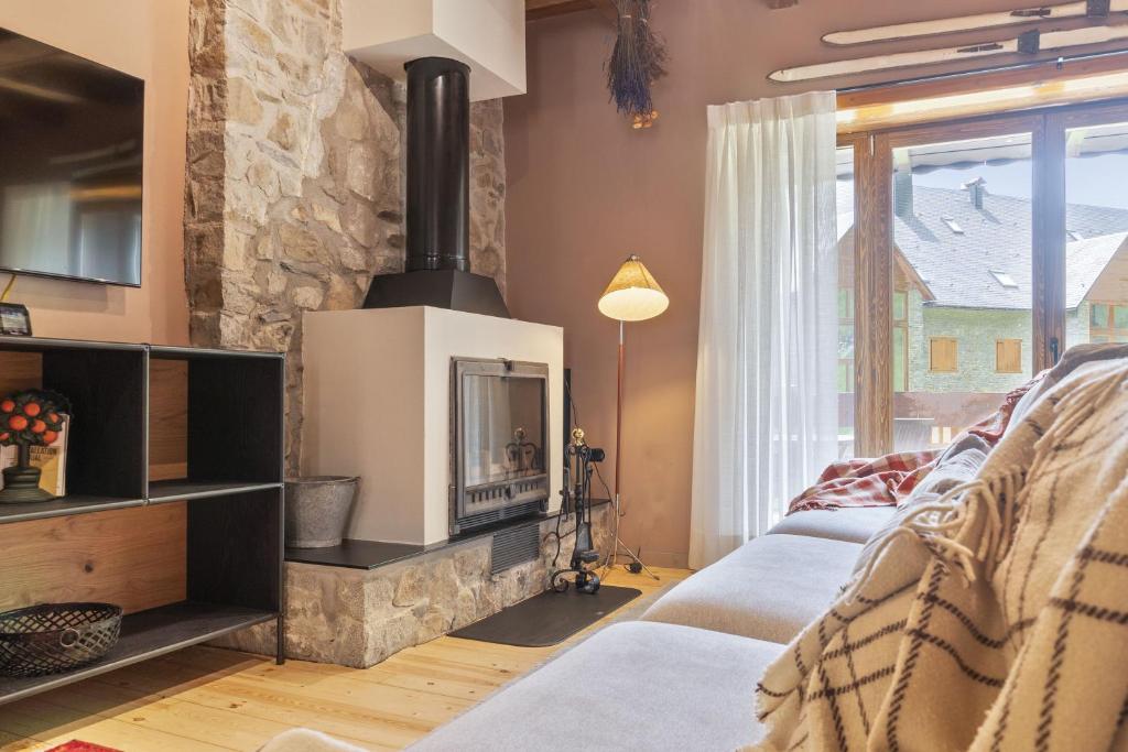 Luderna - Casa con terraza Somont, Naut Aran